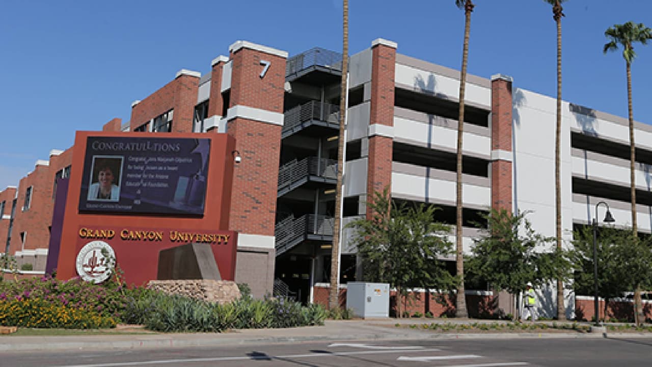 Dreamer con DACA pasa dos meses arrestado tras ser entregado a ICE por una universidad de Arizona