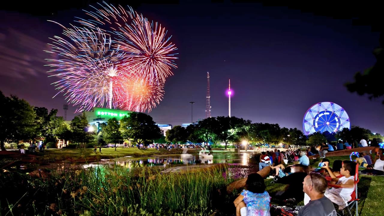 <h3 class="cms-H3-H3">En Dallas: con sello local </h3>
<br>
<a href="https://www.fairparkdallas.com/events/detail/fair-park-fourth-1#:~:text=Free%2520and%2520open%2520to%2520the%2520public%252C%2520Fair,and%2520indoor%2520cooling%2520areas%2520will%2520be%2520available." target="_blank">🎆 Fair Park Fourth </a>
<br>
<b>Cuándo: </b>Viernes 4 de julio, de 5:30 p.m. a 10:00 p.m. 
<br>
<b>Dónde: </b>
<a href="https://g.co/kgs/VUHavRR" target="_blank">3809 Grand Ave, Dallas</a>
<br>
<b>Fuegos artificiales:</b> A eso de las 9:45 p.m. 
<br>
<b>Lo que habrá: </b>Un clásico en el este de Dallas: food trucks, música en vivo, mercado local, actividades para niños y un show pirotécnico sobre el Cotton Bowl. Gratis, seguro y con mucho ambiente.