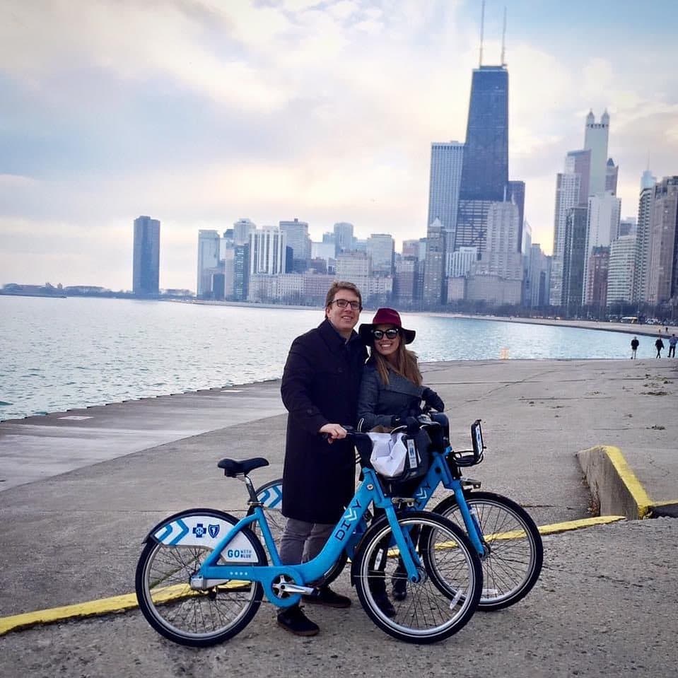 Este par de enamorados tienen más de cinco años juntos y su amor crece día con día. "El tiempo vuela", expresó Andrea junto a esta foto con su esposo en Chicago en los primeros meses de noviazgo. "Media década después estamos felizmente casados, hemos sobrepasado muchos obstáculos juntos y somos papás de Diego, la alegría más grande de esta casa", añadió.
