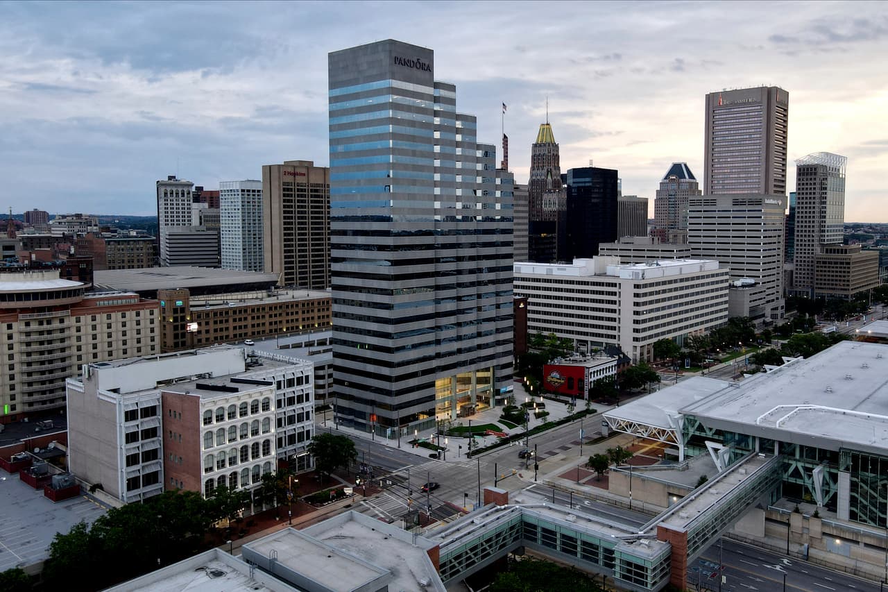 <b>5.- Baltimore, Maryland:</b> Para vivir cómodamente en esta ciudad, un adulto soltero necesita percibir 87,485 dólares al año, mientras que una familia trabajadora de cuatro integrantes requiere 224,224 dólares anuales. En contraste, el ingreso medio de los hogares es de 64,778 dólares, una diferencia que refleja la brecha entre los salarios promedio y el ingreso considerado necesario.