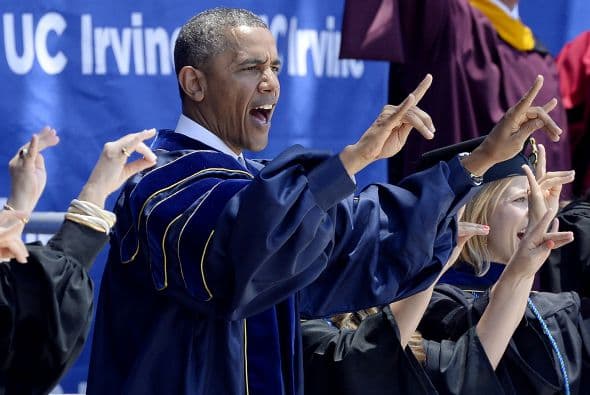 Al tiempo que gritaba 'Zot, Zot, Zot', el ruido que hacen los osos hormigueros, la mascota de la Universidad de California-Irvine.