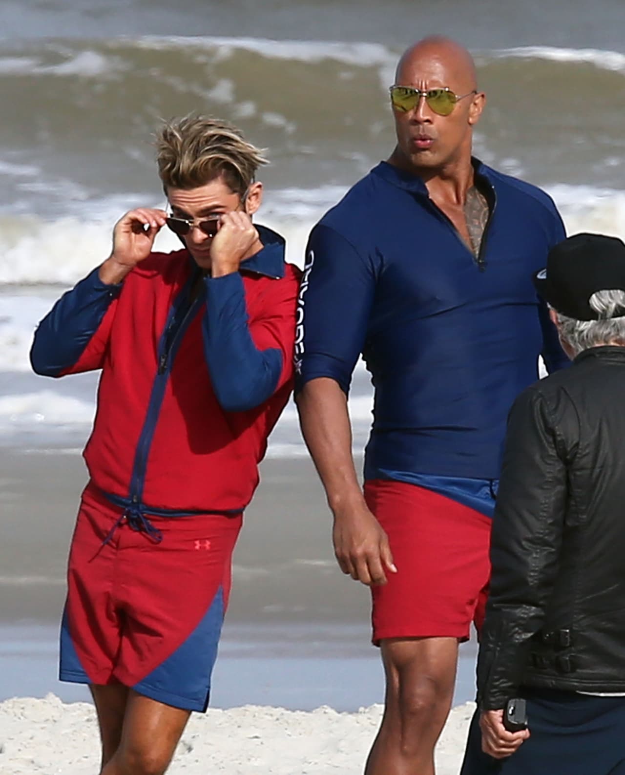 El actor y su colega Dwayne Johnson quedaron con la boca abierta al ver a una de sus compañeras llegar a la playa.