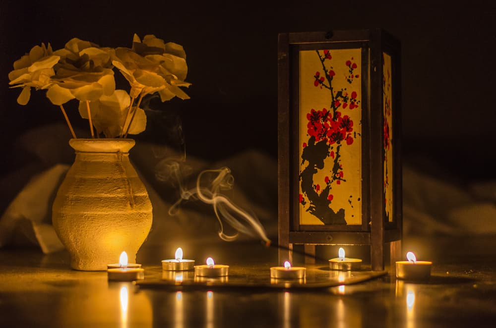 Enseguida, es de vital importancia tener un "lugar fijo" en donde puedas realizar tus rituales. Debe ser un lugar seguro, donde no haya peligro de incendio con las velas o inciensos, que tengan ventanas que puedan abrirse o cerrarse mientras lo hacemos y para que se ventile la habitación, y donde podamos estar realmente concentrados.