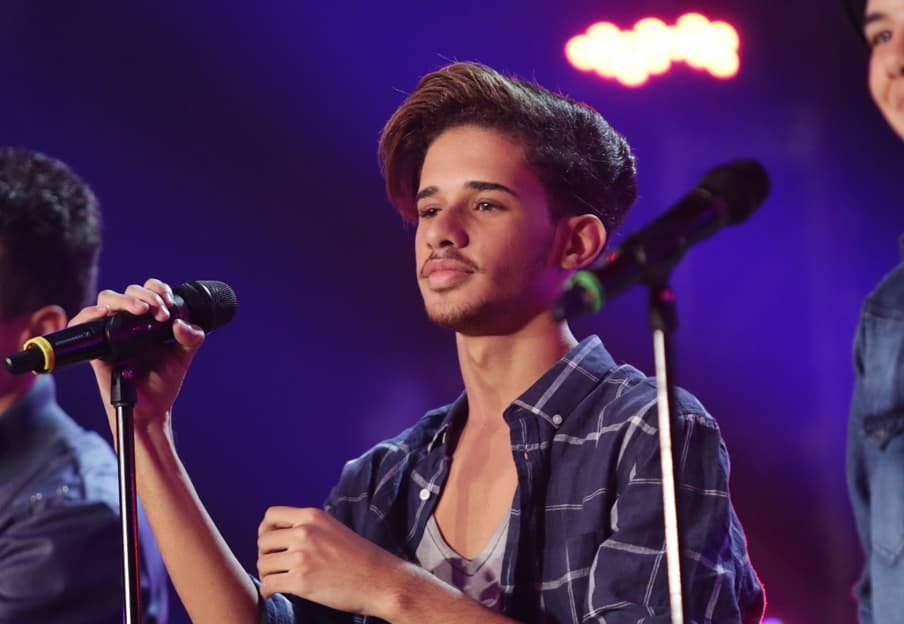 Joshua sabe bien lo que es la disciplina. Gracias a su padre, sabe lo que es ser constante para alcanzar su sueño. Este chico comenzó cantando en parrandas en Puerto Rico y ahora se perfila como uno de los favoritos.