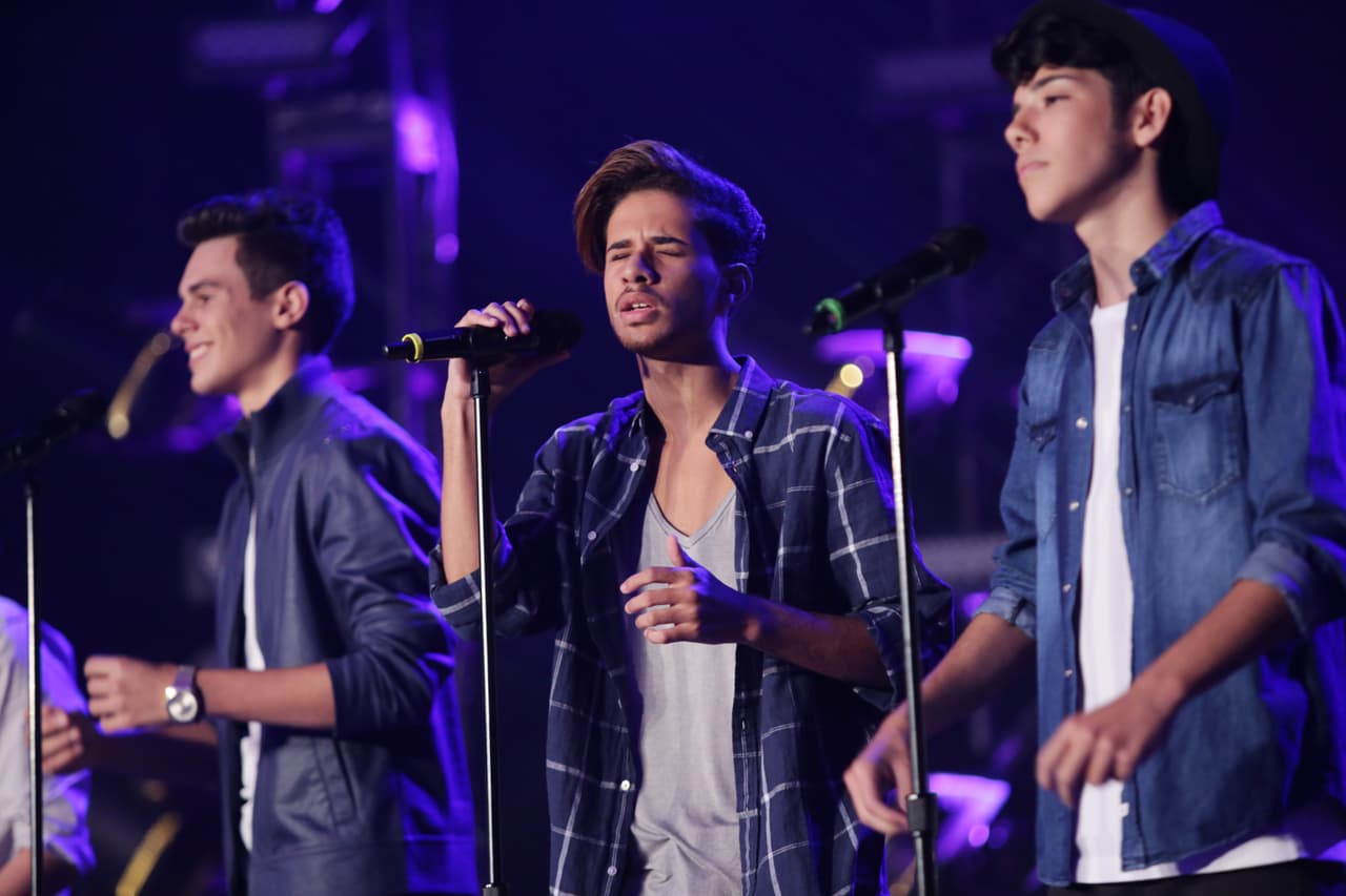 Joshua sabe bien lo que es la disciplina. Gracias a su padre, sabe lo que es ser constante para alcanzar su sueño. Este chico comenzó cantando en parrandas en Puerto Rico y ahora se perfila como uno de los favoritos.