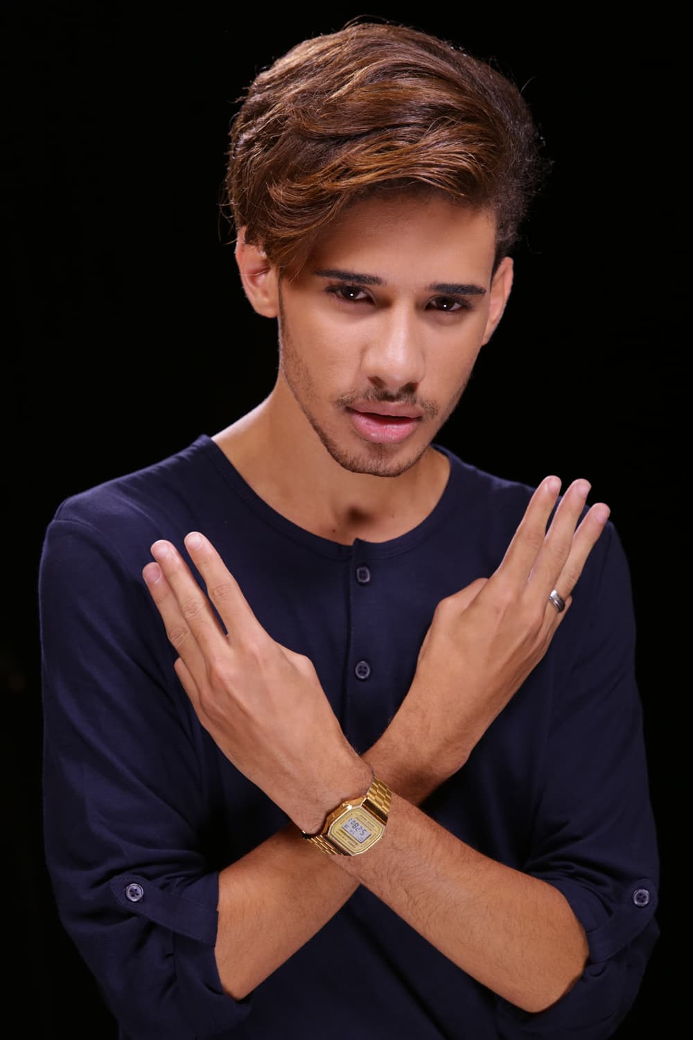 Joshua sabe bien lo que es la disciplina. Gracias a su padre, sabe lo que es ser constante para alcanzar su sueño. Este chico comenzó cantando en parrandas en Puerto Rico y ahora se perfila como uno de los favoritos.