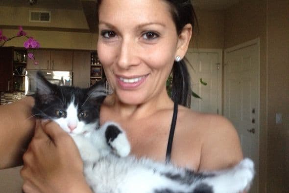 Cuando Daniela tomó en sus brazos a Tuxy en el albergue de animales fue amor a primera vista. Lo adoptó enfermito, pero ahora es el rey de la casa. Para ella, Tuxy no es una mascota, sino su primer hijo.