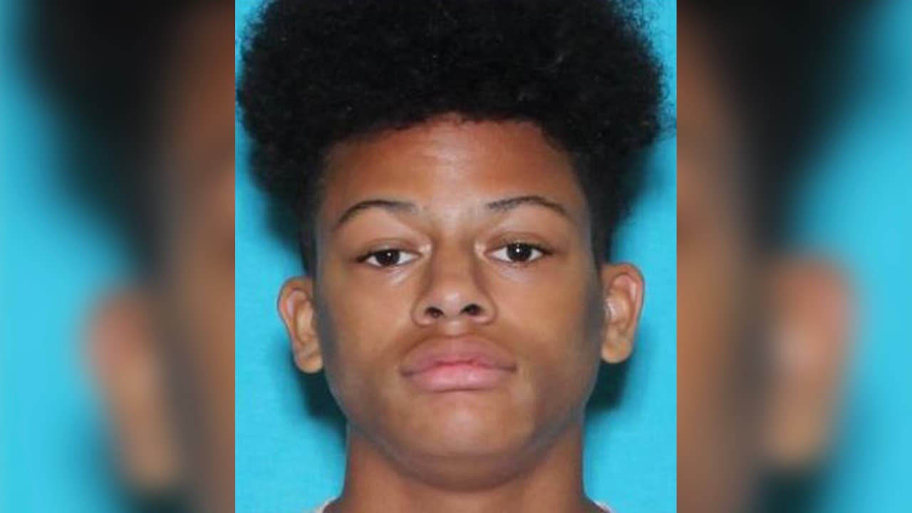 Ray A. Wasicek McDonald, 17 años. Mide 6 pies 1 pulgada de estatura, mide 134 libras. Cabello negro, ojos cafés. Enfrenta cargos de agresión sexual con agravantes en contra de un niño. Último domicilio conocido: Thicket Grove Place, Conroe, Texas.