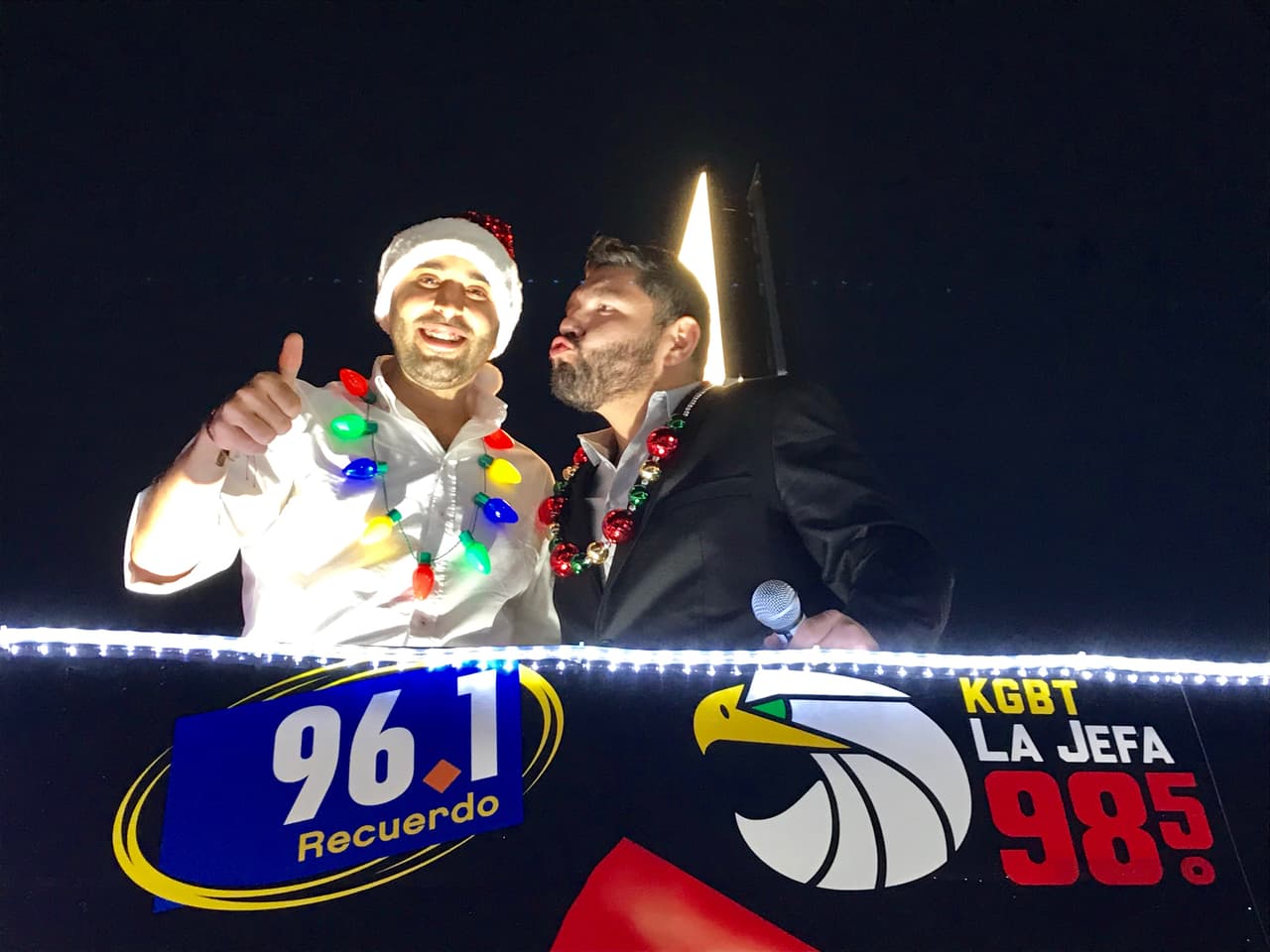 Miren cómo cachamos a 
<b>El Compa Ivan</b> y 
<b>El Tambochi</b>. ¡Qué cute!