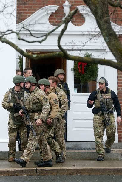 El portavoz policial indicó que los detectives seguirán trabajando un día o dos en la escuela antes de completar su trabajo.
