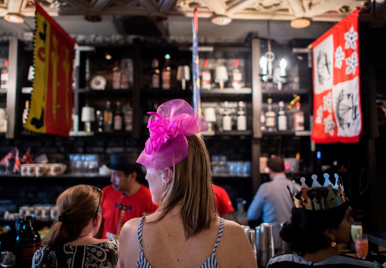 Un público entusiasmado llega hasta el establecimiento con sombreros elegantes en ánimos de celebrar la boda de la 'princesa americana', Meghan Markle, nacida y criada en California.