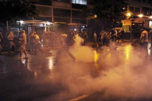 También en la redes sociales se denunció la participación de grupos armados, sin identidad confirmada.