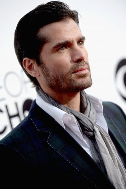 Inició en la música como integrante del grupo de pop Kairo (1994 – 1997).
<br>