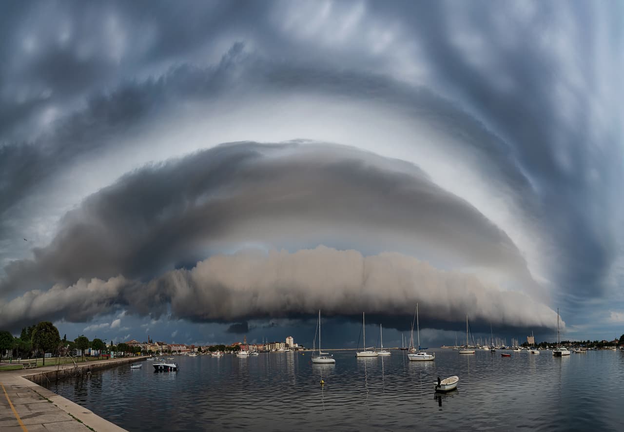 <b>‘Una nube de plataforma sobre el mar’</b>
<br>
<br>Esta fotografía finalista fue tomada en Umag, Croacia. “Las nubes de plataforma se forman cuando el aire enfriado por la lluvia golpea el suelo y actúa como una cuña, lo que hace que el aire más cálido y húmedo antes de una tormenta se eleve abruptamente y el vapor de agua se condense”, explica la Sociedad Real de Meteorología. 
<br>
<br>“Maja cree que esta es una de las nubes de plataforma más hermosas que ha presenciado como fotógrafa”, añadió.
<br>
