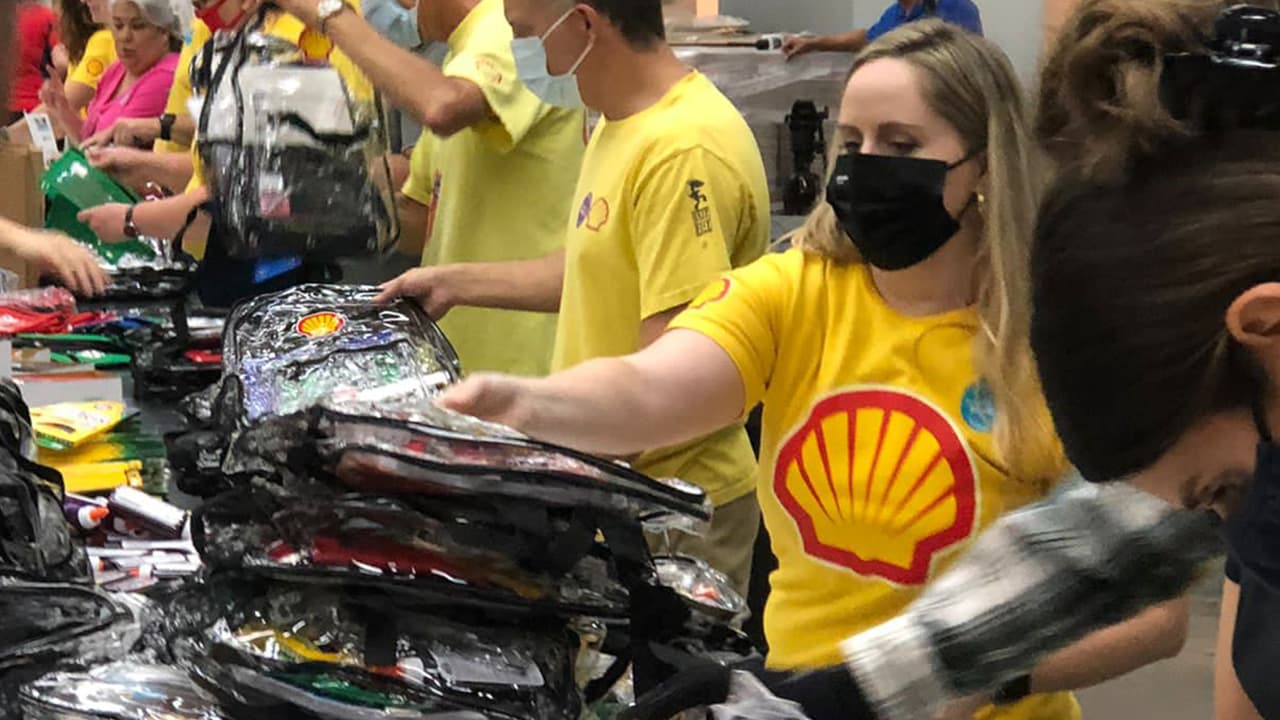 Para obtener las mochilas gratis debes registrarse y eso lo puedes hacer
<b><a href="https://www.houstontx.gov/btsf/registermystudent.html" target="_blank"> aquí. </a></b>