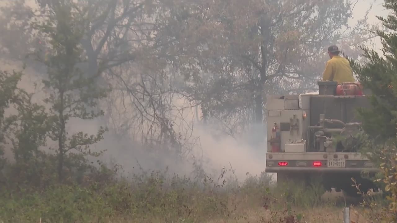 Incendio de maleza en Palo Pinto: hay órdenes de evacuación, cierre de vías y clases suspendidas