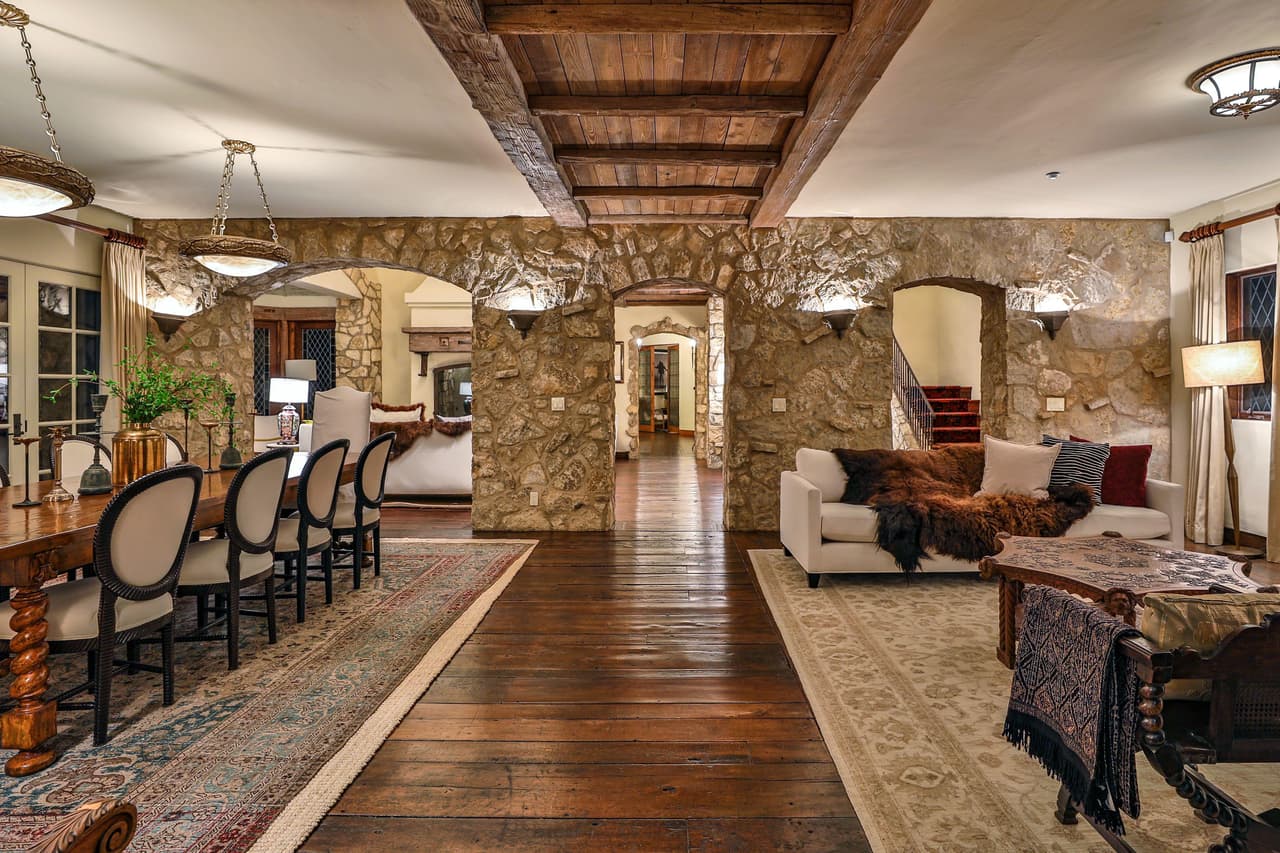 Al lado del enorme comedor, hay un salón para que puedan moverse a tomar el té.