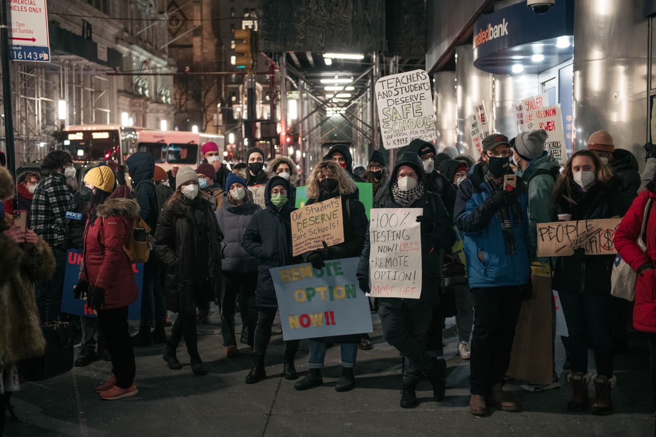 Entre los manifestantes estuvieron maestros, trabajadores de las escuelas, pero también algunos padres de familia y estudiantes.