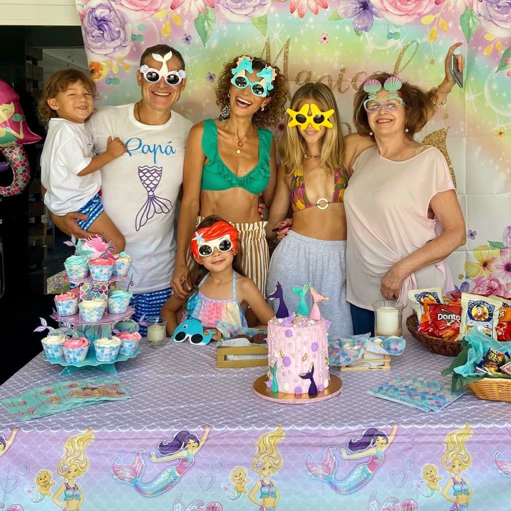 La familia Tacher sabe cómo divertirse y que mejor prueba que esta foto en la que hasta la abuelita se unió a los disfraces.