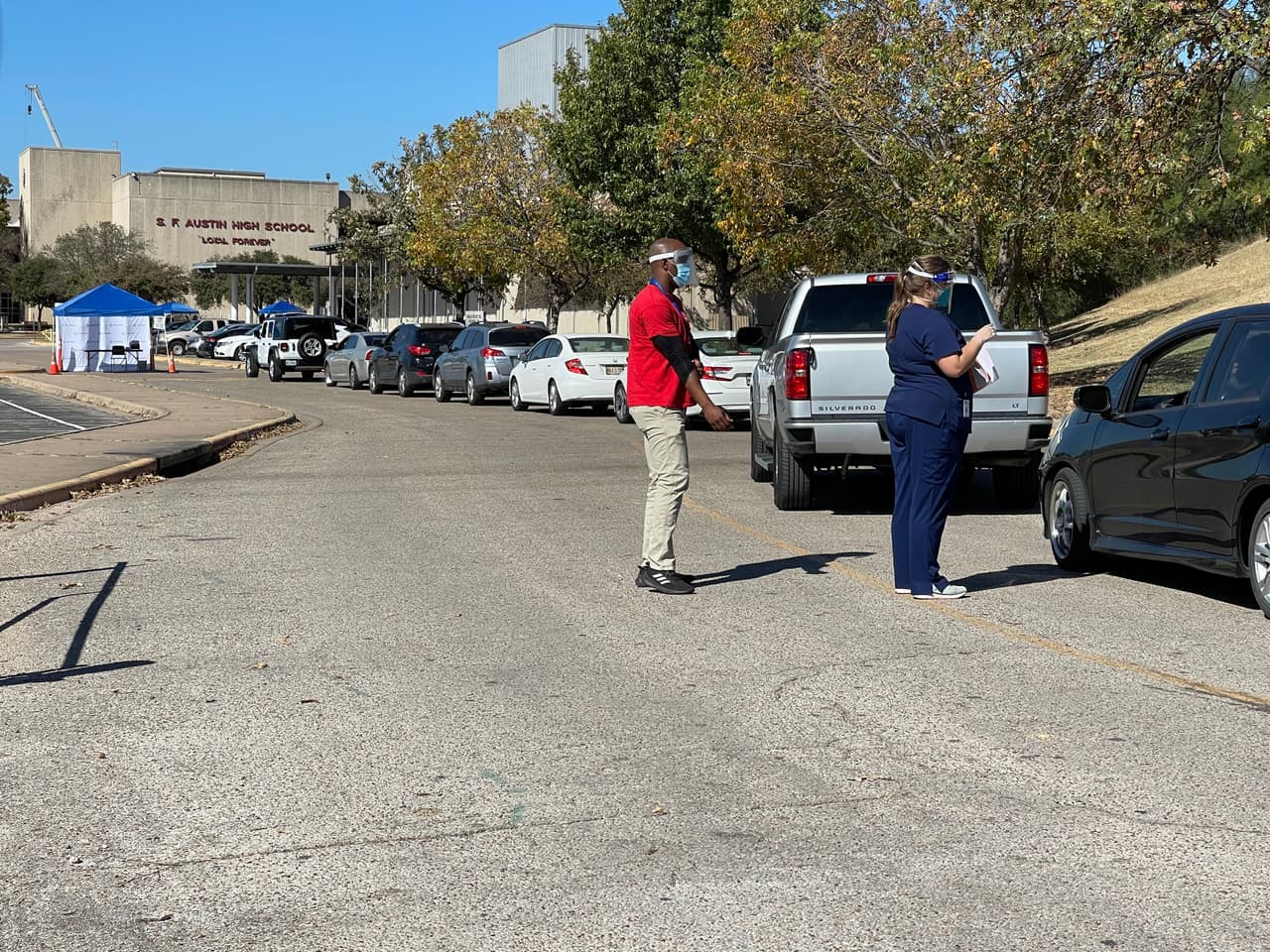 La preparatoria incluso ofreció pruebas de coronavirus para sus estudiantes y empleados afuera del plantel de manera ‘drive-thru.’ Las filas para realizarse la prueba se mantuvieran largas desde el mediodía hasta las 3 de la tarde. De las 250 personas que se realizaron la prueba en la preparatoria Austin High School, 4 dieron positivo. 
<br>