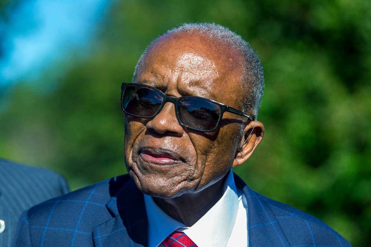 <b>Fred Gray</b>
<br>
<br>Fue uno de los miembros negros pioneros en la legislatura del estado de Alabama. Como abogado, representó a Rosa Parks, la NAACP y Martin Luther King, quienes, indicó la Presidencia, lo llamaron “el abogado principal del movimiento de protesta”.