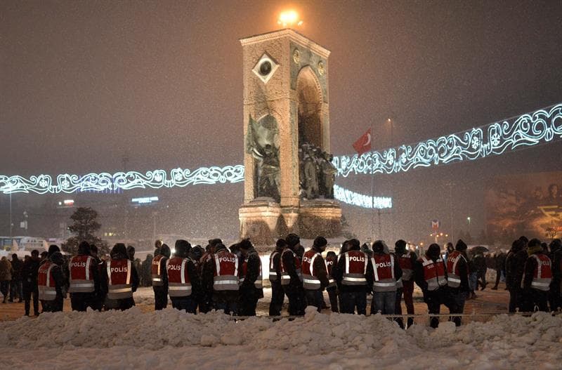 Agentes de policía turcos permanecen en guardia durante las celebraciones de Año Nuevo en la plaza Taksim de Estambul.