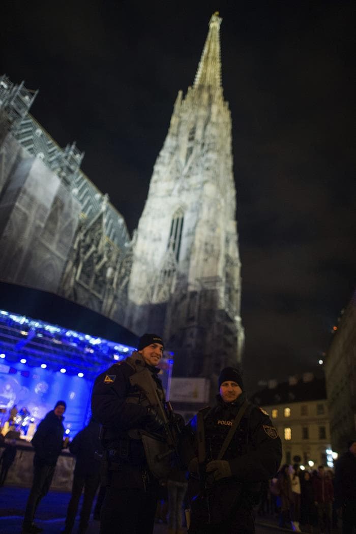 Agentes de policía austríacos patrullan una calle con motivo de las celebraciones para dar la bienvenida al Año Nuevo en Viena