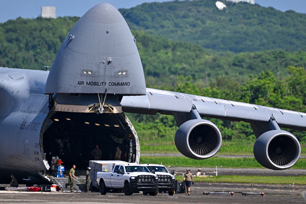 Equipo militar llega constantemente a la antigua base Roosevelt Roads,
<b>en Ceiba, al sureste de Puerto Rico</b>. Aviones de la Fuerza Aérea de los Estados Unidos forman parte del operativo antidrogas en el Caribe.