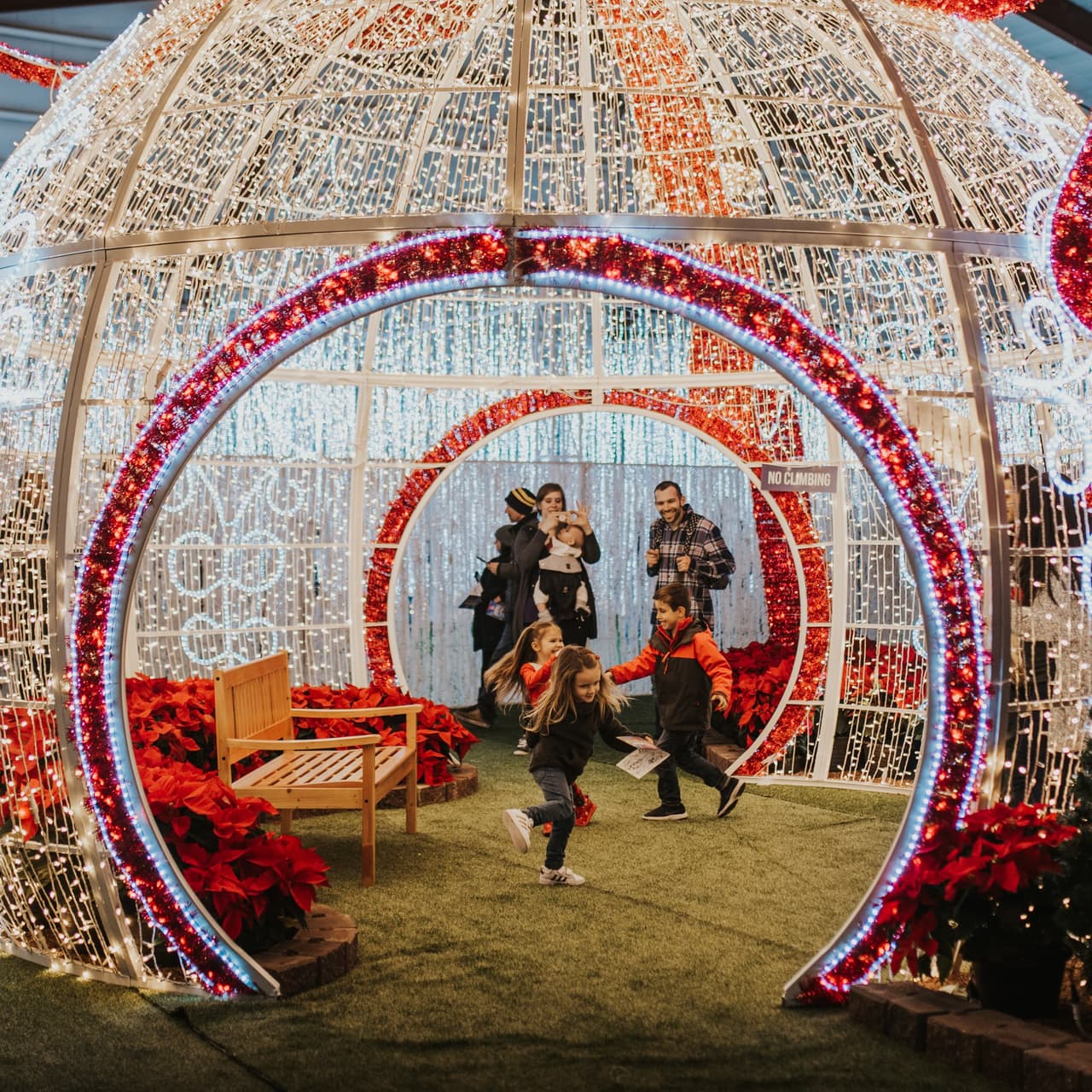 Entre las actividades para los niños está el dar un paseo en tren y fotos a distancia con Santa Claus.
