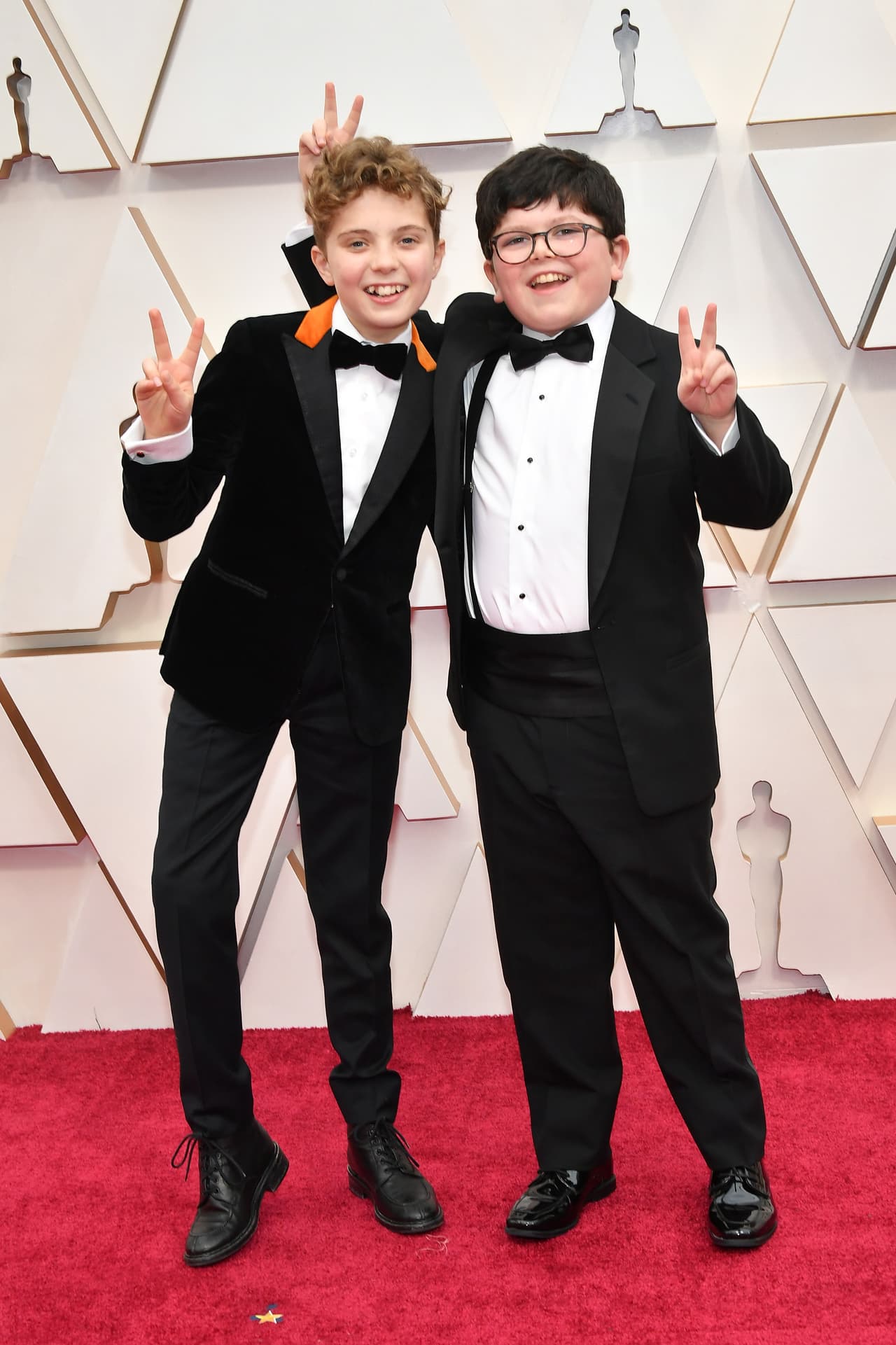 Roman Griffin Davis y Archie Yates, actores de 'Jojo rabbit' se divirtieron en la entrada del Dolby Theater.