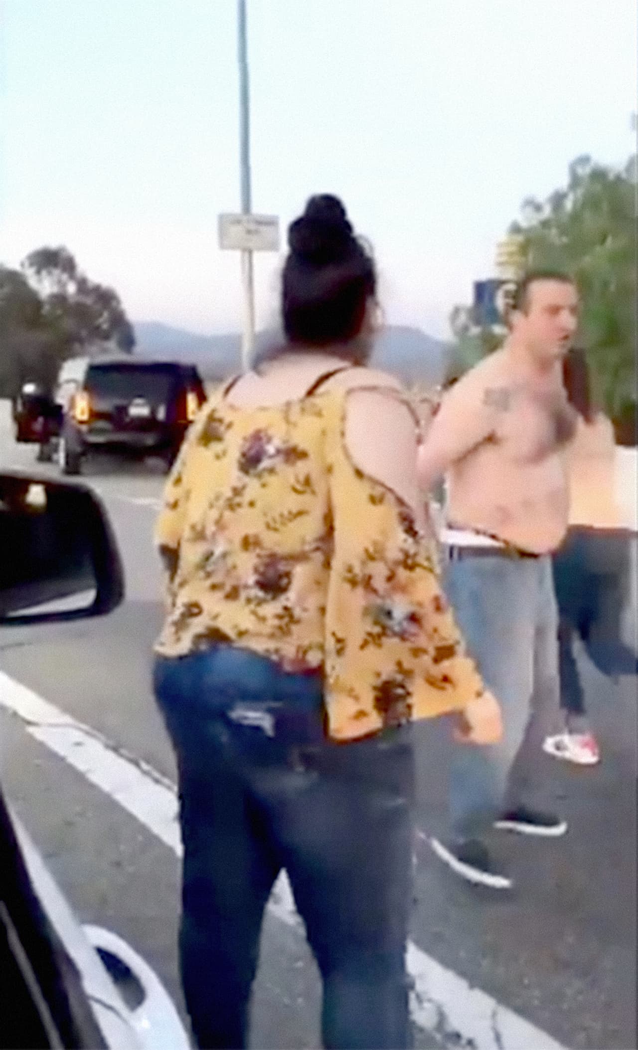 La pareja que fue a reclamar al auto tripulado por hispanos quedó sin camisa en la calle y tuvieron que devolverse a su auto.