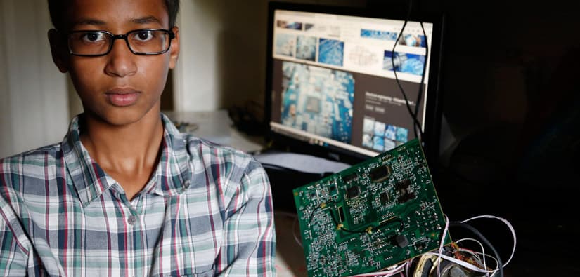 EEUU: Estudiante detenido por reloj confundido con bomba exige indemnización de $15 millones