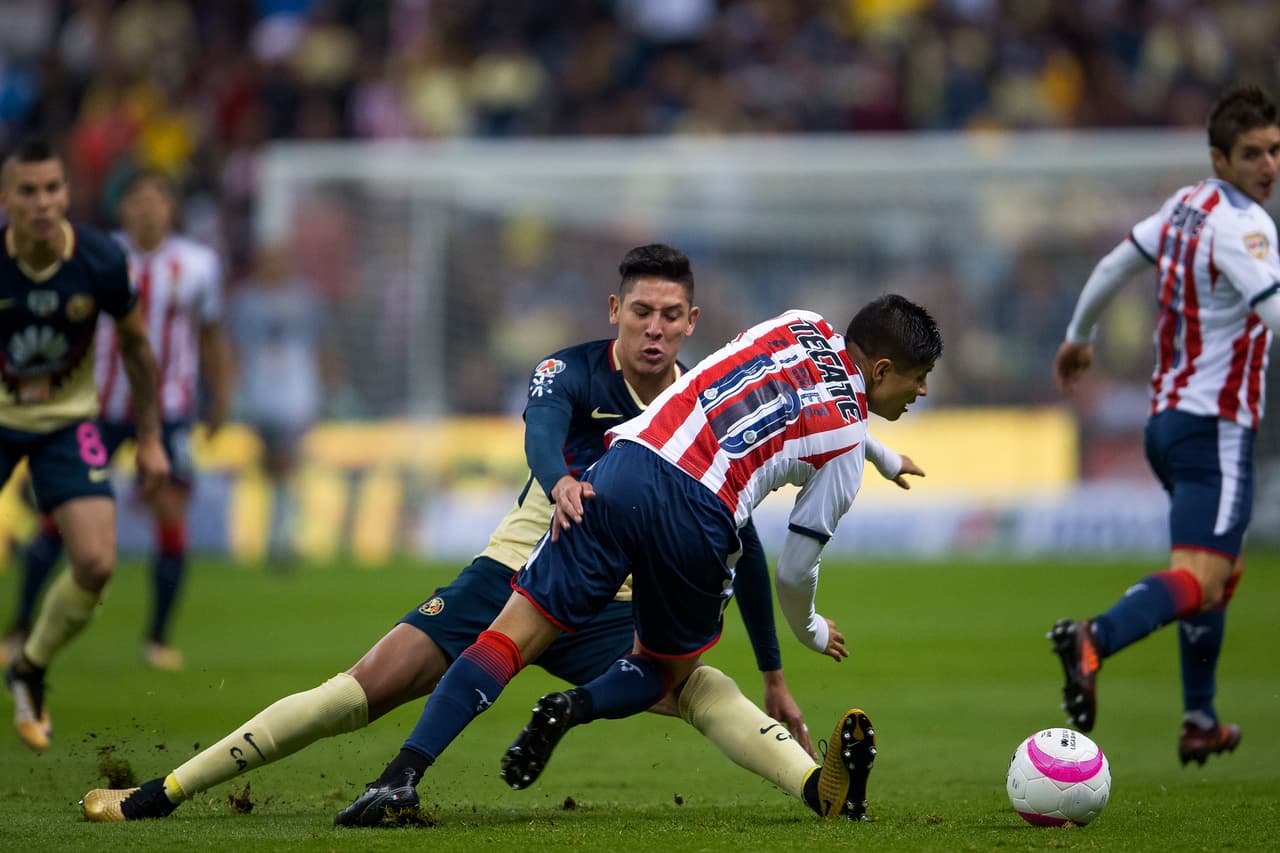 El duelo entre Chivas y América es el más grande en el fútbol mexicano, entre los dos equipos más campeones, en el que se juega la tradición independiente del momento de cada uno.