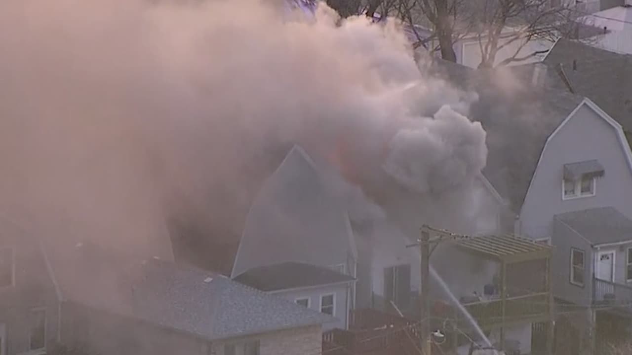 Cuerpo de bomberos busca sofocar un incendio en Brighton Park