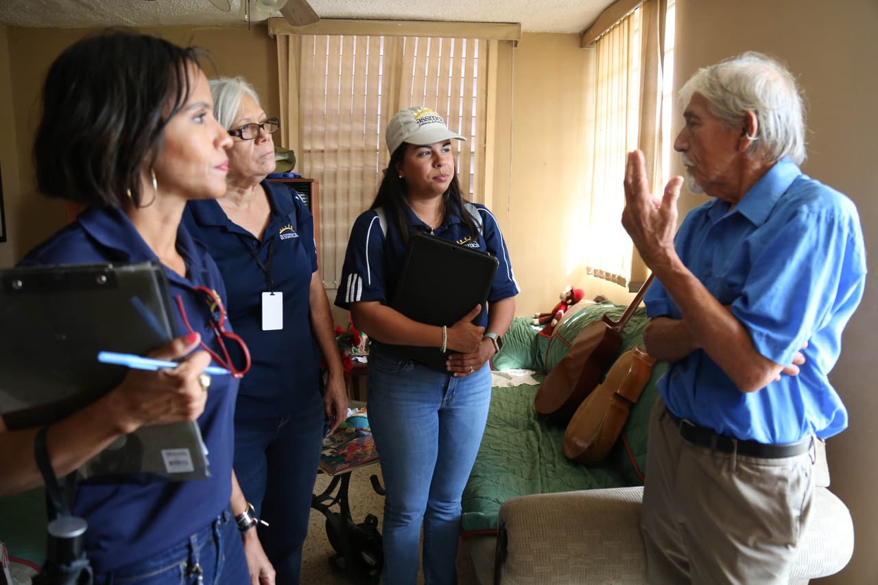 Tras el aumento de suicidios en Puerto Rico, consejeros visitan a víctimas del huracán María