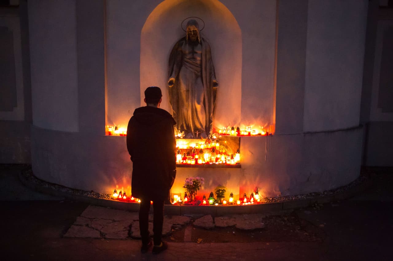 Finalmente, el justo día del 2 de noviembre debería recordarse y honrar a los difuntos adultos, para lo cual se hacen diversas celebraciones dependiendo del pueblo y la región, aunque hay costumbres generales, como la visita al cementario a limpiar, atender la tumba y arreglarla bonito para la llegada del fallecido.