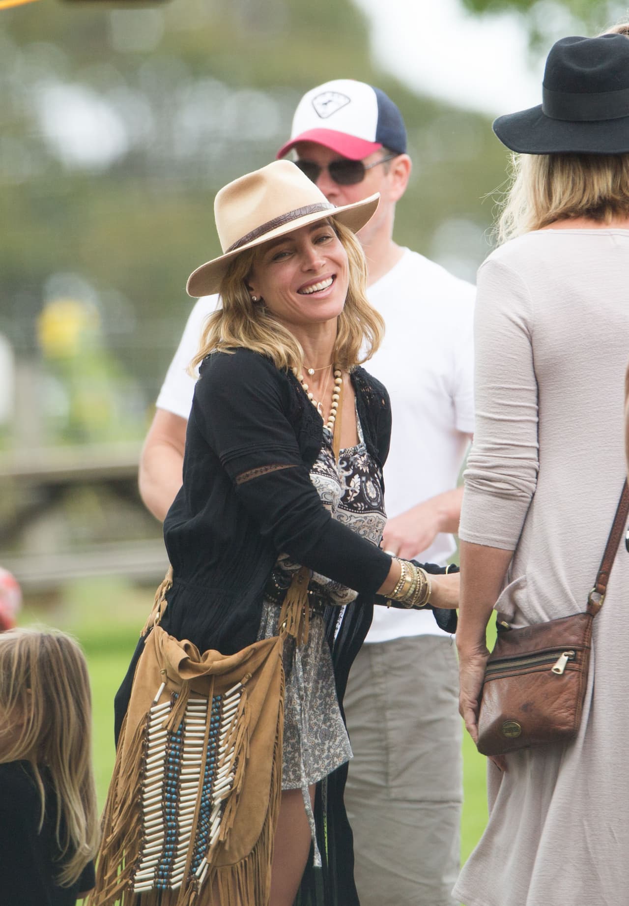 Elsa Pataky y Damon al fondo