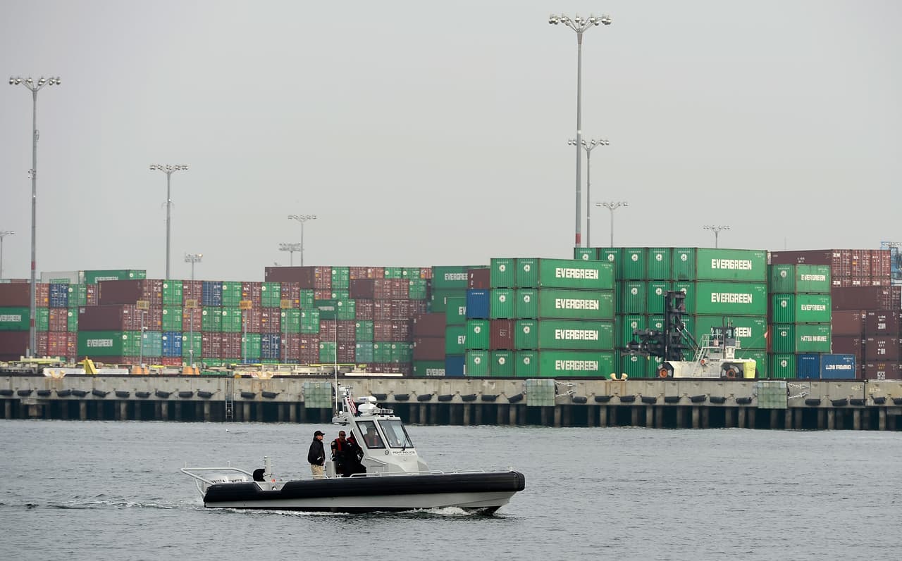 “Los precios suben. Los contenedores están costando demasiado, es como si estuvieras ofreciendo más por los contenedores, debido a la escasez, el precio sigue subiendo cada vez más. Y creo que todos estos costos recaen sobre el consumidor”.