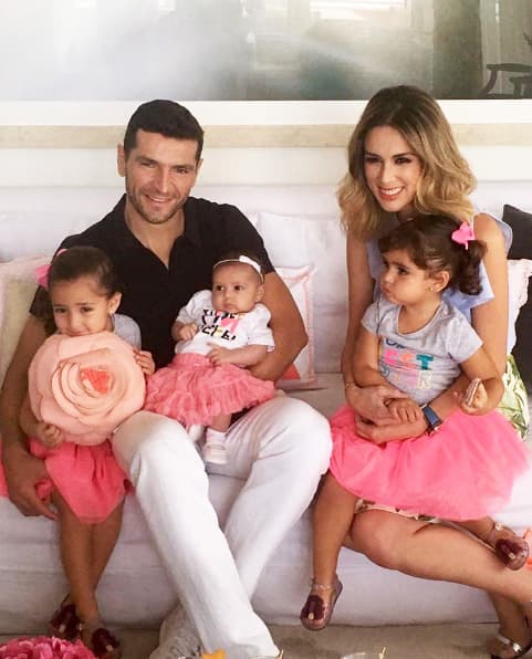 Actualmente, 
<b><a href="http://www.univision.com/temas/jacqueline-bracamontes">Jacky</a></b> es conductora y hace un gran trabajo. Este trabajo la hace feliz porque sí le permite tener tiempo para sus bebés.