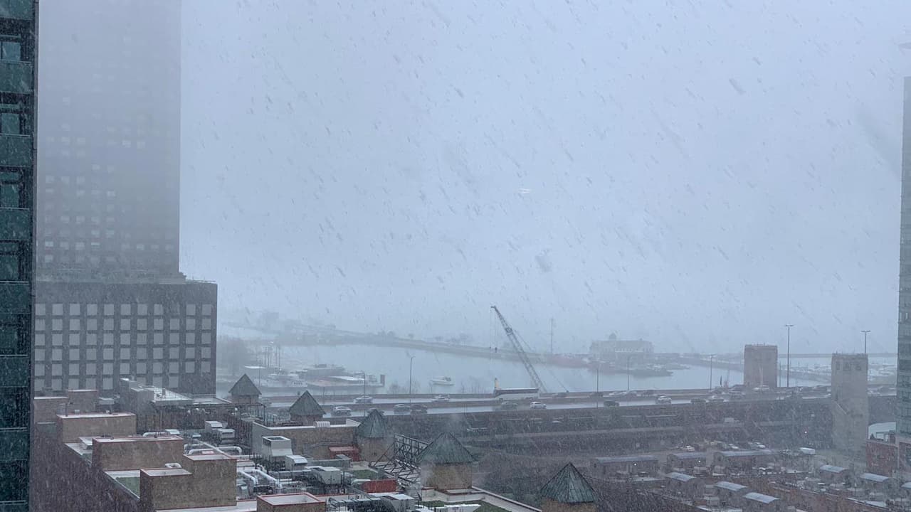 Lo que se estimaba que iba a ser solo en el norte de Illinois y norte de Chicago llegó a áreas del centro de la ciudad, como se ve en esta imagen desde Streeterville.