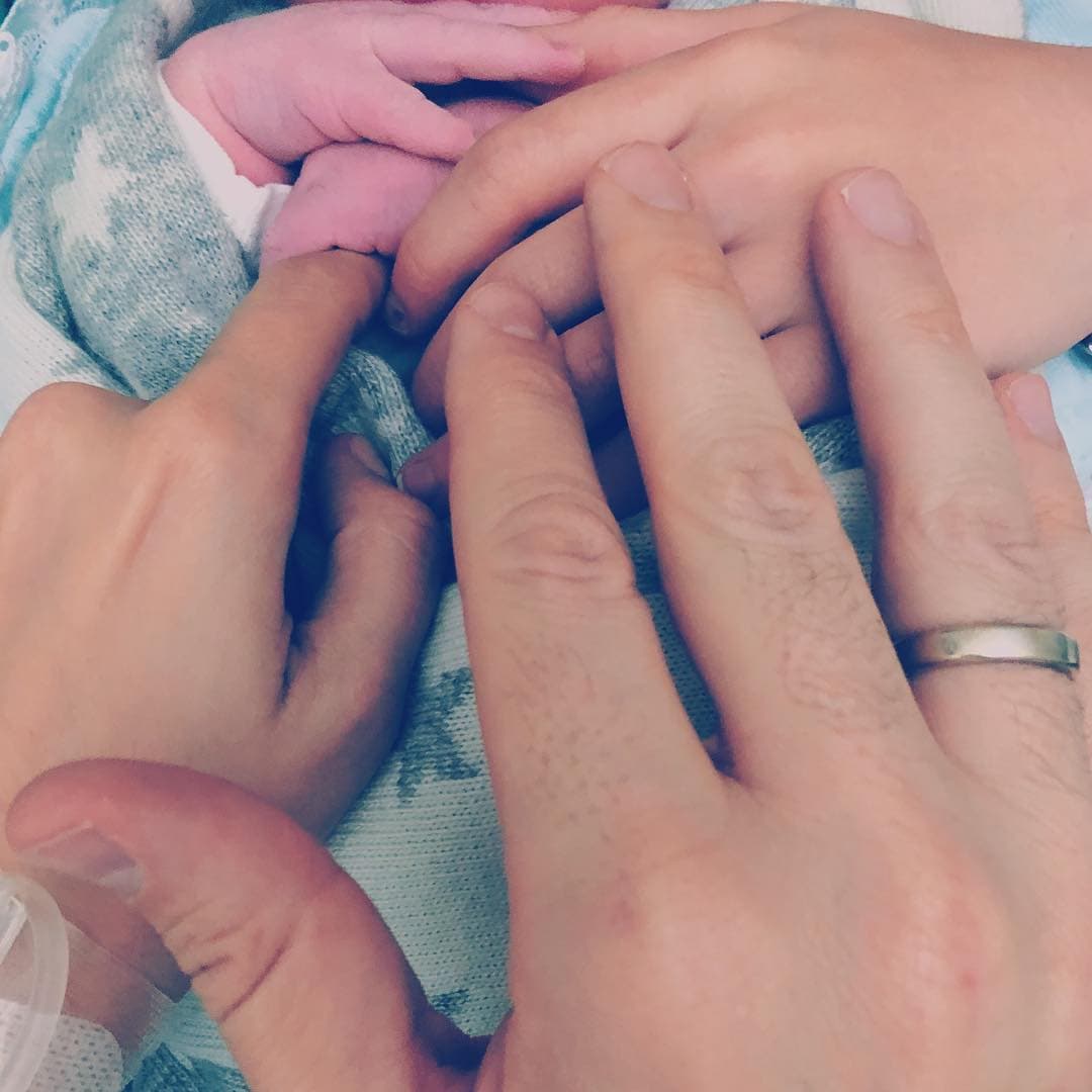 Al pie de esta imagen, el intérprete español escribió: "Ya somos cuatro corazones. Matteo y Rosanna se encuentran muy bien. Ha sido una experiencia superbonita que compartimos con vosotros ya que estamos llenos de felicidad. Gracias a todos por los buenos deseos. Os queremos. Bienvenido Matteo Bisbal Zanetti".