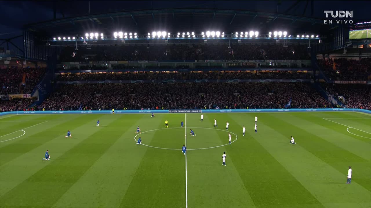 Arranca el partido y la pelota está en juego.