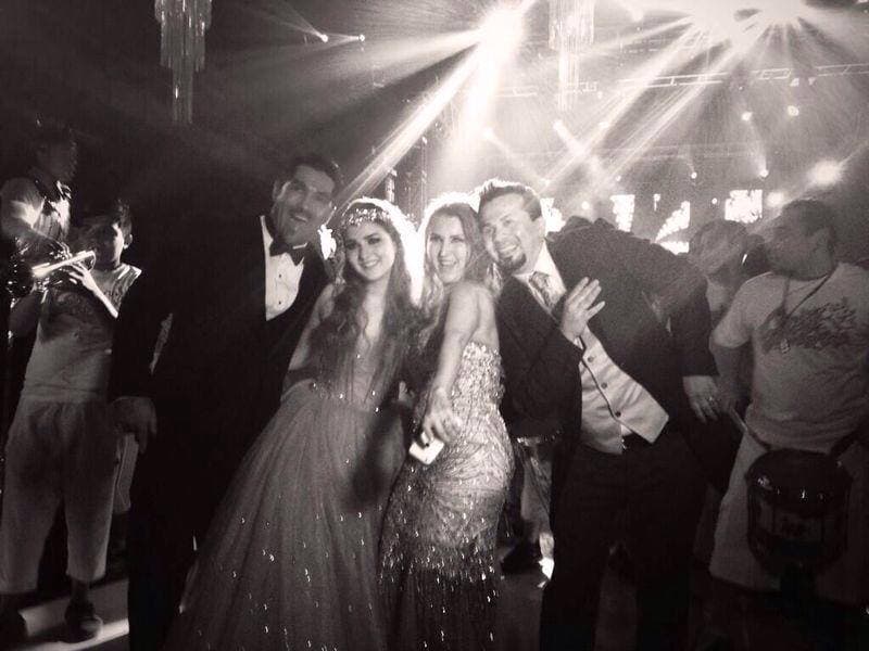 En dicha fiesta, el exesposo de la cantante fue con su nueva pareja. Carmona está agradecido con Martínez por el amor que le tiene a su hija Melanie y la forma ejemplar que ha llevado su relación con Alicia.