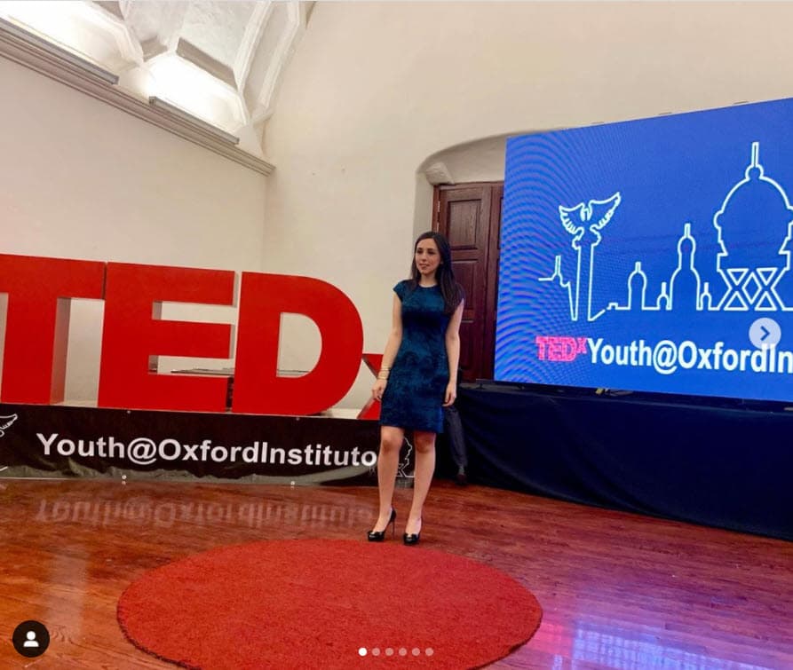 Hace un año ella viajó a Londres a una exposición de arte en donde lo conoció. Aparentemente el flechazo fue inmediato. 
<br>