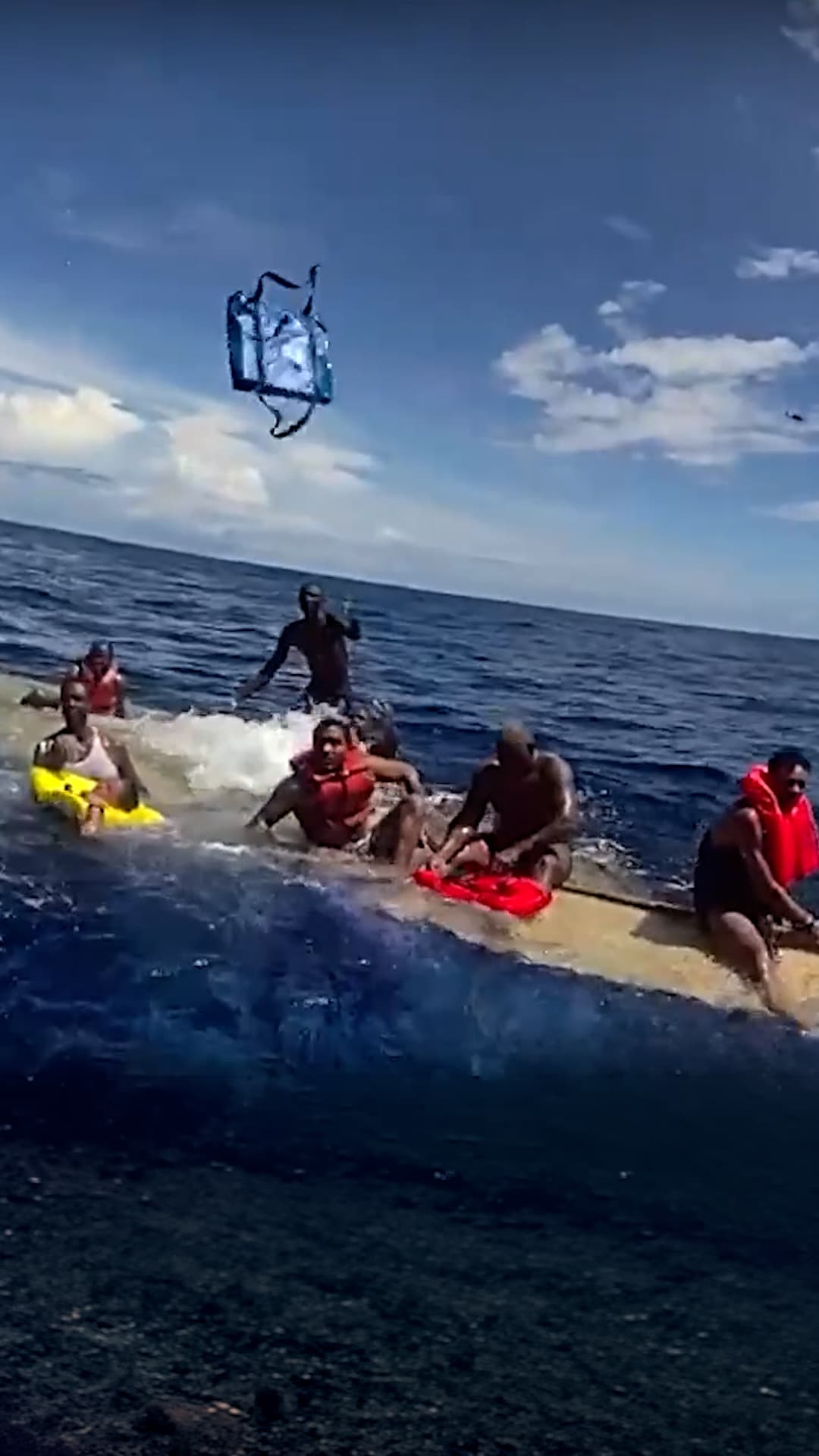 Rescatan con vida a 52 migrantes tras volcadura de embarcación en el Mar Caribe