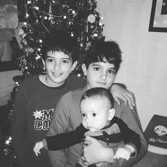 Tiene tres grandes razones por las cuales sonreir cuando llega a casa.