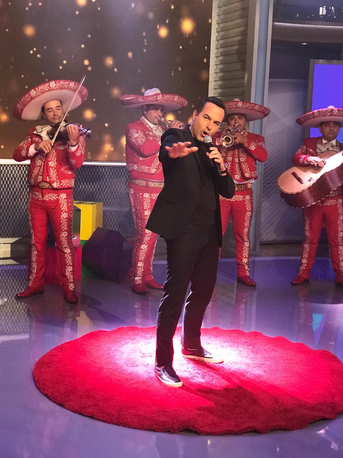 Carlos Martínez tiene poco más de 20 años viviendo en Estados Unidos, en este país ha creado una extraordinaria trayectoria profesional, sin embargo, no olvida de donde viene. En La Hora Loca de Despierta América cantó con mariachi en honor a su México querido.
<br>