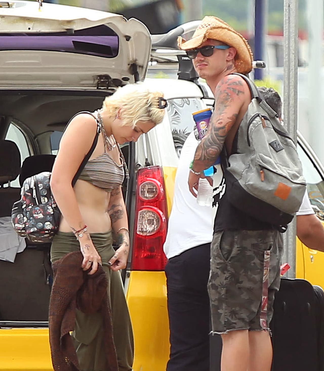 La pareja adoptó un perro a quien llamaron Zoa.