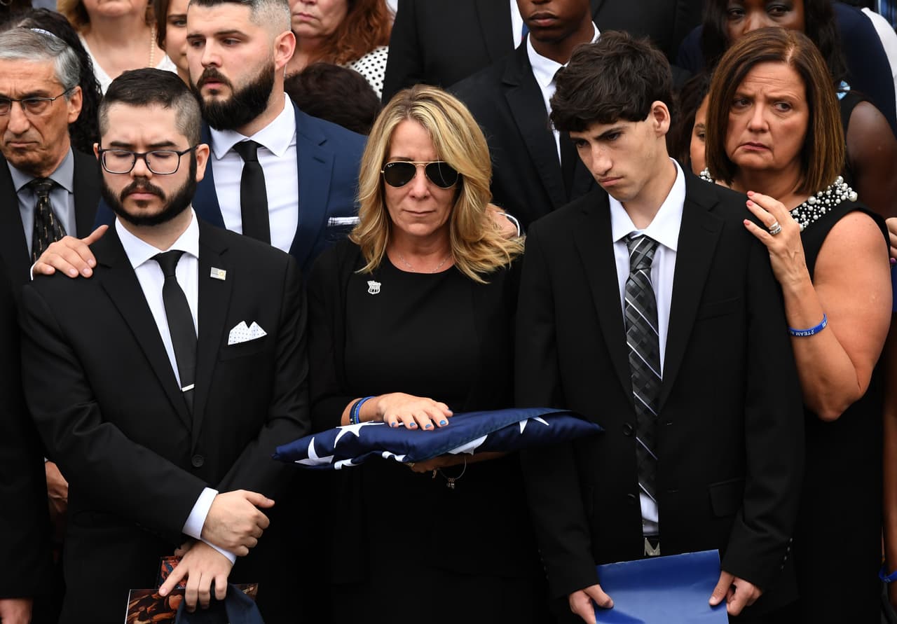 Su esposa Alaine Alvarez sostuvo una bandera de EEUU durante el velorio. Luis dejó además tres hijos. "Es mi meta y mi legado ver que ustedes hagan lo correcto por todos los que respondieron al 9/11", había dicho Alvarez a los congresistas.