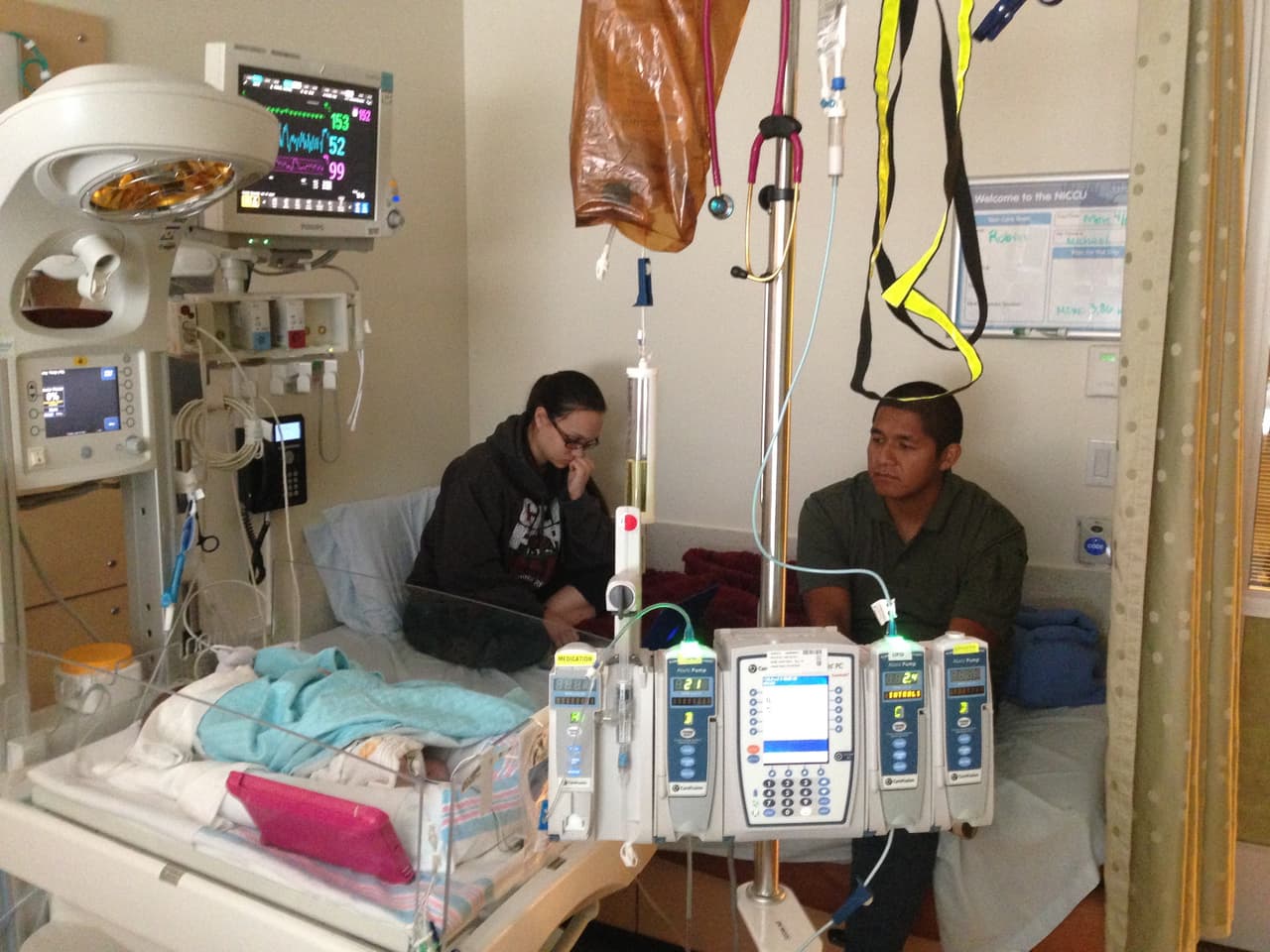 Miguel y Kim pasan el día en el hospital con su bebé.